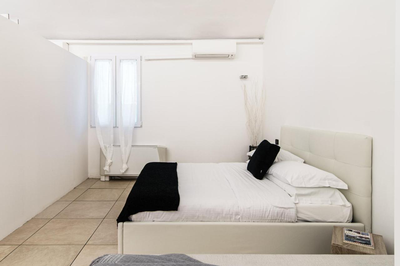 Loft Near Duomo Apartment โกโม ภายนอก รูปภาพ
