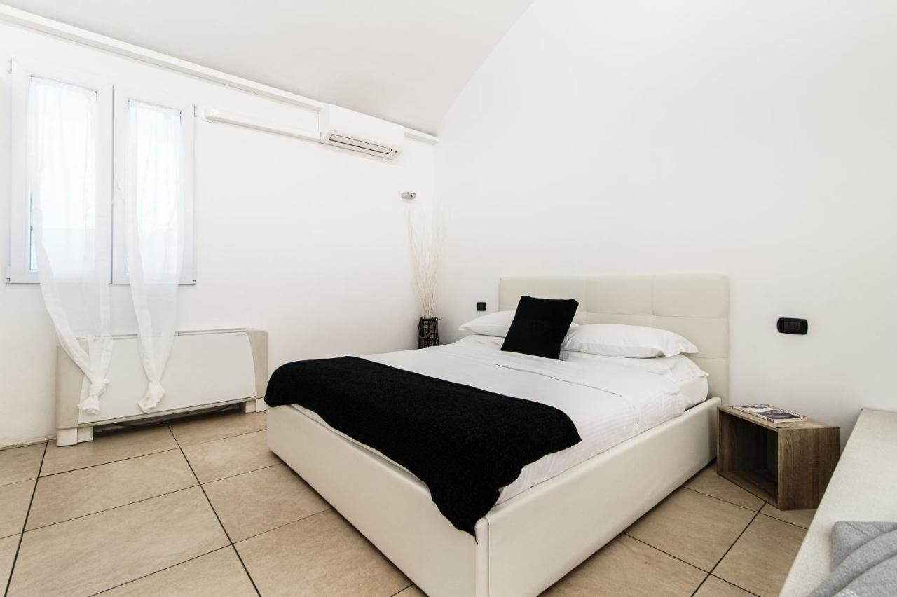 Loft Near Duomo Apartment โกโม ภายนอก รูปภาพ